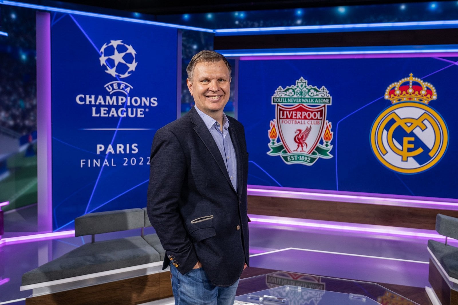 „Vlastní práce začaly na konci ledna. Nebylo to úplně jednoduché. Když se tu odkryla dřevěná podlaha, tak jsme zjistili, že tu není rovný beton. Museli jsme tedy s pokládáním začít od píky,“ vzpomíná technický ředitel Novy Josef Uher.