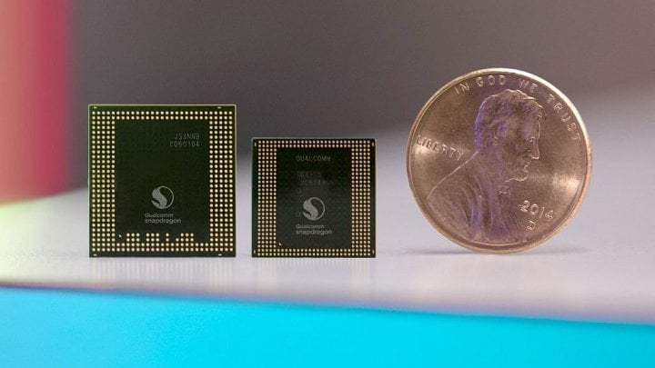 Qualcomm Snapdragon 835 (menší čip uprostřed)