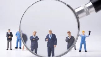 CFO pod lupou