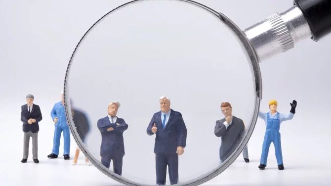 CFO pod lupou