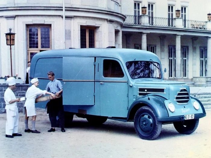Propagační foto netradičně zbarveného furgonu Garant. Přední světlomety jsou totožné s těmi, které nesly osobní vozy Ifa F9, dovezené v 50. létech i k nám