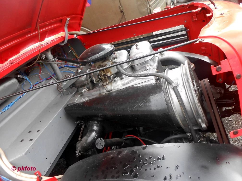 Kompaktní pohonné jednotce dominuje mohutný větrák. Motory této koncepce proslavily původní automobilku Gustava Hillera