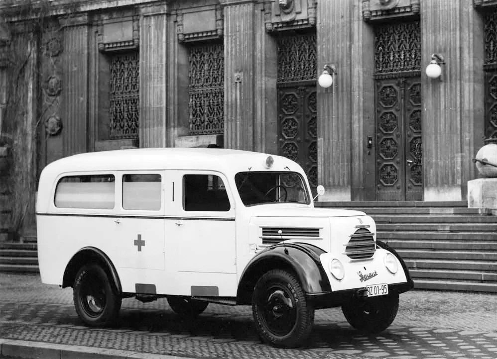 Ambulance Garant má pohon 4x2, ale postrádá zadní dvoumontáž. Někdy se takto šetřily pneumatiky. Výška a koncepce vozidla svědčí o trnité cestě pacienta k ošetření…