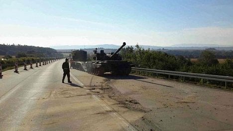 Náhledový obrázek - Tank spadlý na dálnici: čtvrtstoletí starý přívěs a textilní lano