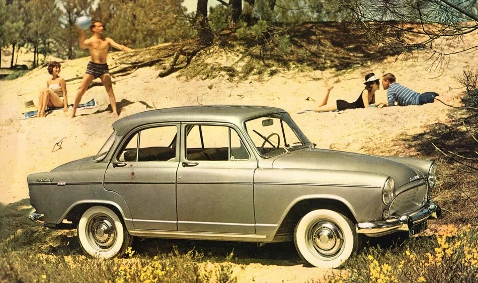 Elegantní stříbřitě metalizovaný model Simca Elysée P60 Montlhéry sice už okruh nedobyla, ale vyhřívala se ve slávě předchozí generace, která na okruhu zazářila. Jedna Montlhéry jezdila i u nás…