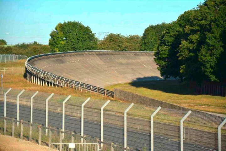 Autodrom v Montlhéry dnes: můžeme být rádi, že unikl osudu AVUSu nebo Brooklands, ale vysoké ploty z ostnatého drátu určitě nepředstavují lákavou kulisu. Je to ale odraz dnešní nepěkné doby…