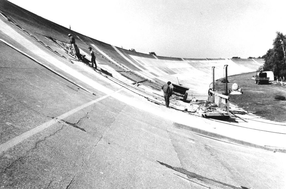 Půldruhého desetiletí chátrání a válečné útrapy se podepsaly na stavu dráhy v Montlhéry. Na snímku je oprava povrchu klopeného úseku v roce 1950