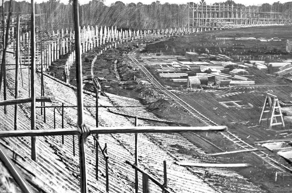 Na jaře 1924 se už začala rýsovat konstrukce klopených částí. Pokroková stavba architekta Jamina budí respekt i dnes – po rovné stovce let!