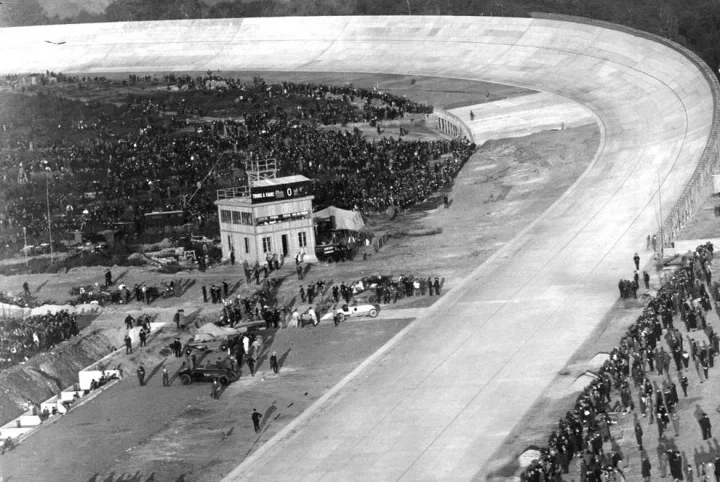 Slavnostní otevření v roce 1924 probíhalo samozřejmě za asistence vysokovýkonných sportovních vozů, podle soudobého tisku zaujal diváky Renault a Rolland-Pilain