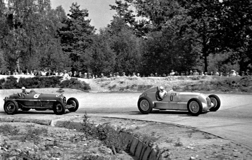 Během Velké ceny Francie 1934 vedl Rudolf „Karratsch“ Caracciola na stříbřitém Mercedesu-Benz W25, ale pro technickou závadu musel odstoupit. Za ním jede Varzi na Alfě Romeo – byl na „bedně“ druhý