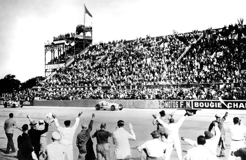 V roce 1935 vidělo Montlhéry slavné dvojité vítězství modelu Mercedes-Benz W25. Před touto velkou cenou postavilo vedení okruhu několik retardérů (podle všeobecně panujícího názoru ve snaze znemožnit vítězství rychlých Němců), ale nijak si nepomohlo. Na Mercedes-Benz tehdy nikdo neměl…