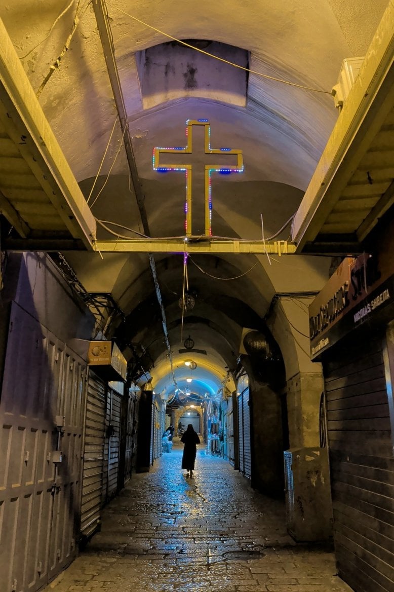 V Jeruzalémě teď kvůli válce mnoho turistů nenajdete, takže to v historické části města vypadá jak v Diablu.