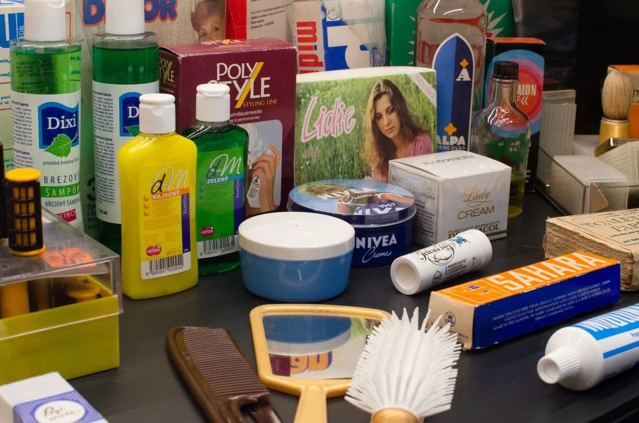 Na oblíbené kosmetické a potřebné hygienické produkty se mnohdy stály dlouhé fronty. Vlevo březový šampon, který vlasy posiloval, bohužel ale po něm vůbec nešly rozčesat.