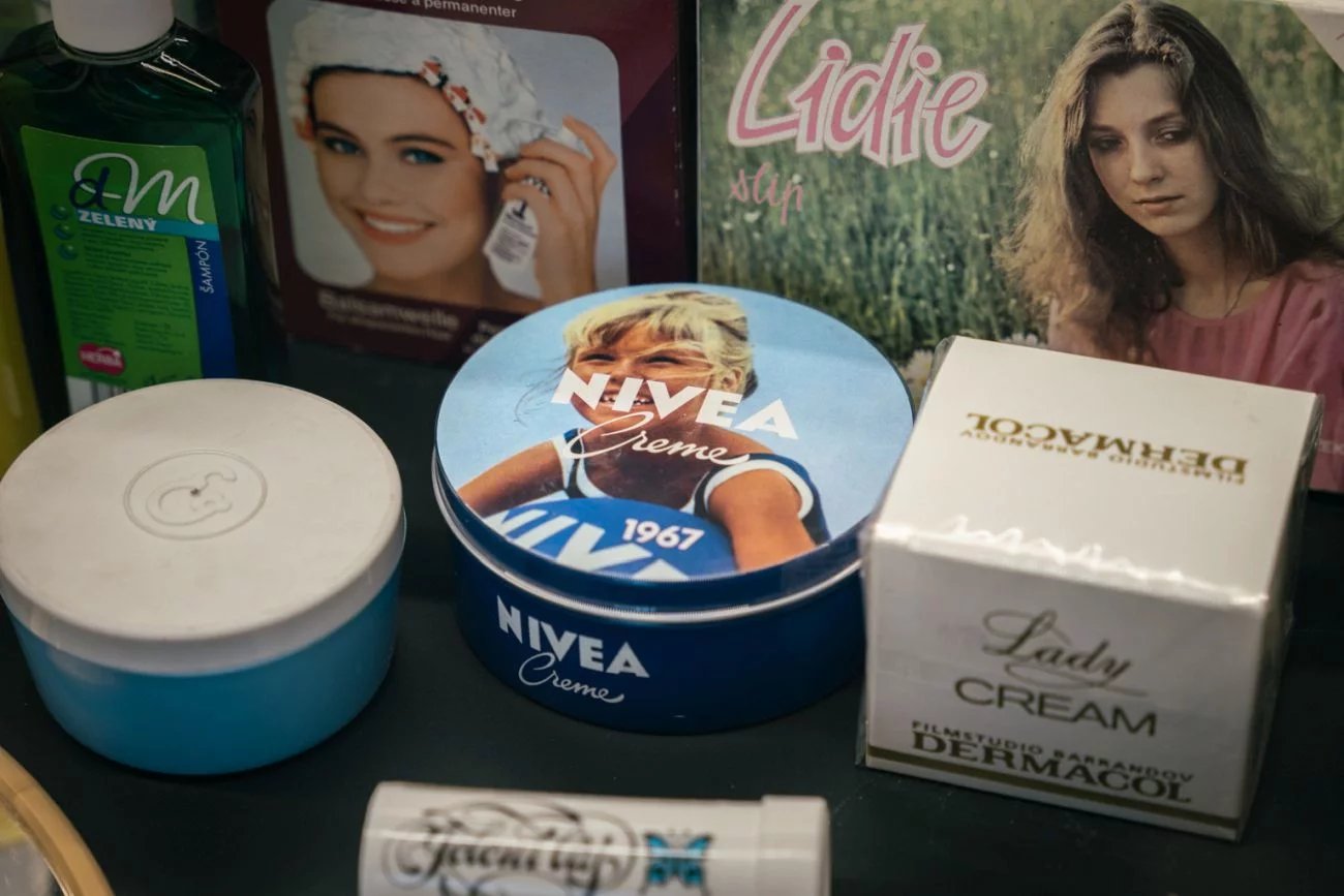 Také Nivea přežila dodneška, vlevo plastová krabička krému značky Elida, vpravo luxusnější Dermacol