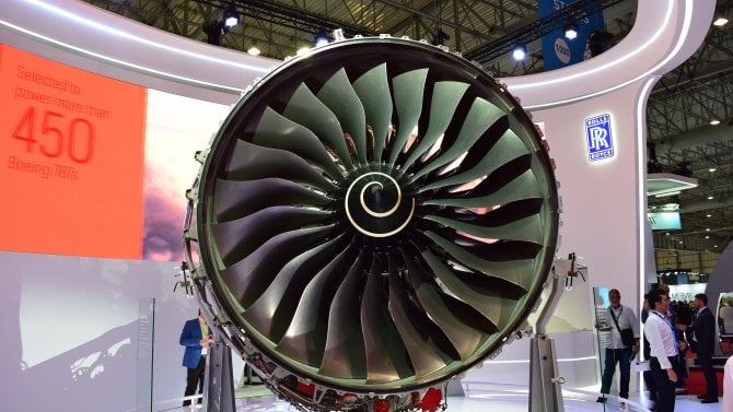 Pro delší výdrž i v pouštních podmínkách. Rolls-Royce otestoval inovaci, která omezí poškození proudových motorů pískem a prachem