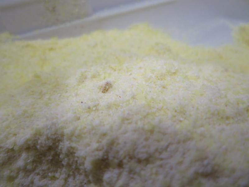 Ovesné vločky, Bramborové knedlíky, Houskové knedlíky, Knedlíky s burizony. Kategorie: Nebezpečné potraviny. Nevyhovující parametr: škůdci. Uvnitř výrobků a na obalech byl zjištěn výskyt mrtvých i živých škůdců ve všech vývojových stádiích (moli, kokony, zámotky, červi) a stopy po jejich činnosti (pavučinky, malé dírky v obalech). Výskyt škůdců a stop po jejich činnosti byl zjištěn i na prodejní ploše - na regálech. Místo kontroly: Thi Ngoc Tran, Liberec V-Kristiánov