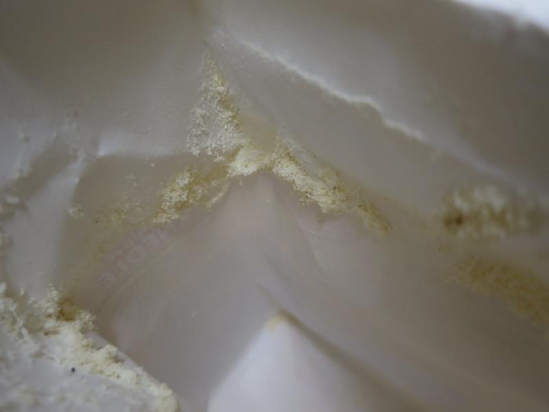 Ovesné vločky, Bramborové knedlíky, Houskové knedlíky, Knedlíky s burizony. Kategorie: Nebezpečné potraviny. Nevyhovující parametr: škůdci. Uvnitř výrobků a na obalech byl zjištěn výskyt mrtvých i živých škůdců ve všech vývojových stádiích (moli, kokony, zámotky, červi) a stopy po jejich činnosti (pavučinky, malé dírky v obalech). Výskyt škůdců a stop po jejich činnosti byl zjištěn i na prodejní ploše - na regálech. Místo kontroly: Thi Ngoc Tran, Liberec V-Kristiánov