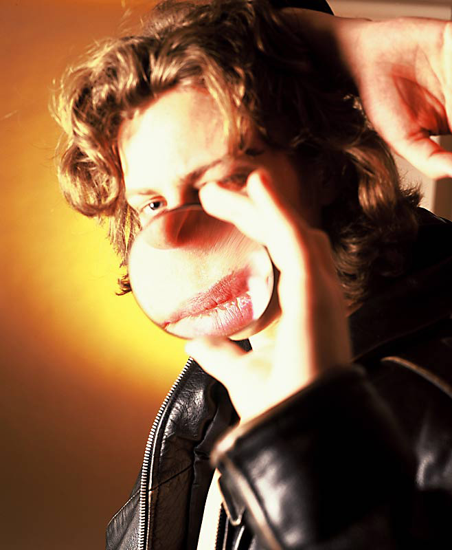 "To zvětšovací sklo jsme taky měli původně na nějaké zátiší. Kompozice je inspirovaná slavnou fotkou Václava Chocholy z 30. let."