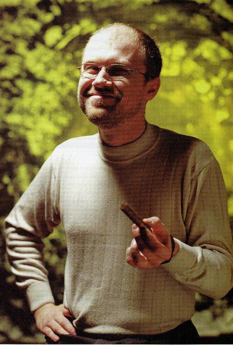 "A taky jsme mu dali doutník. Je zajímavé, že podle toho, jakou rekvizitu lidem dáte do ruky, tak oni se podle toho tváří. Vidíte, jak se s doutníkem změnil jeho výraz? Doutník je prostě jasný symbol."