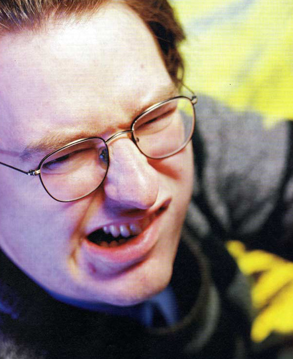 "Na téhle fotce to bohužel není vidět, ale v originále měl v ruce pistoli. Jenže ten snímek byl na dvoustránce, takže na téhle polovině není ruka s pistolí vidět. Tu zbraň jsme tam prostě měli, asi jsme zrovna fotili taky nějaké lovecké zátiší, nebo tak něco."