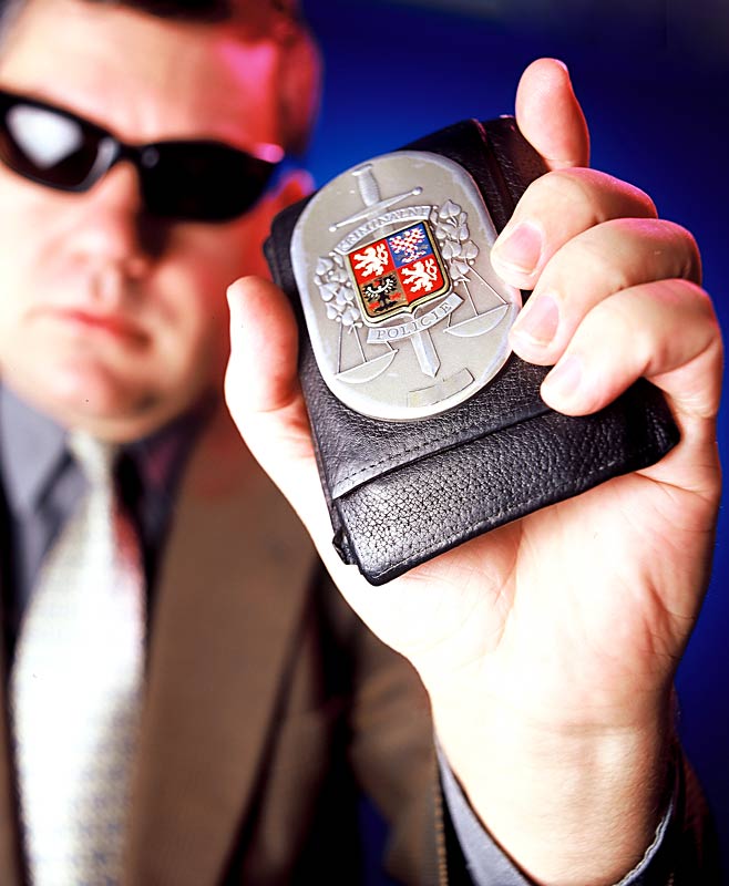 "To byl policajt. Použili jsme jeho vlastní služební průkaz, jen jsme z něj vyretušovali číslo, aby neměl problémy. A dali jsme mu tmavé brýle, on totiž nechtěl být moc vidět."