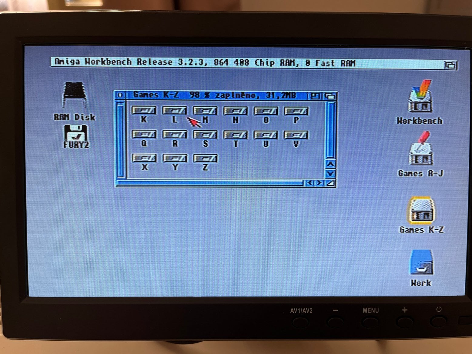 Šuplík s WHDLoad hrami, rozkategorizované dle prvního písmene názvu hry.