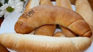 Náhledový obrázek - Rohlíky recept: klasické se pečou z bílé mouky. Přidáte-li celozrnnou, budou rohlíky výživnější