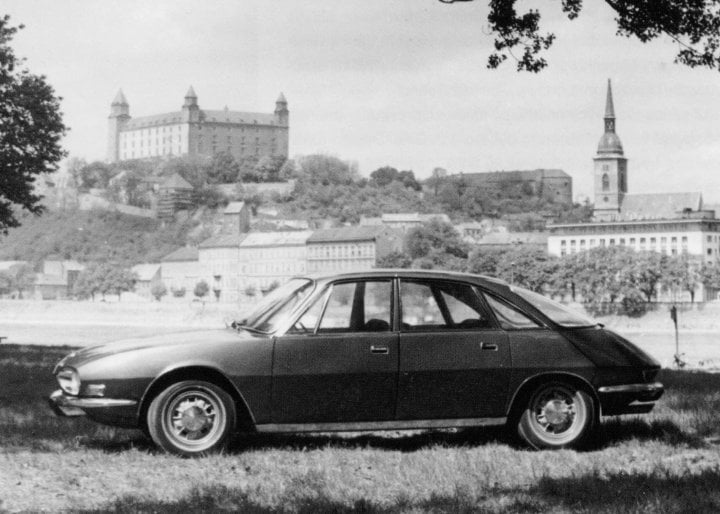 Tatra 603 X pod panoramatem bratislavského hradu dokumentuje, kde má své kořeny. Byl to jeden z několika slovenských pokusů, jak zatraktivnit Tatru 603.