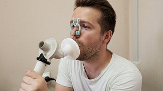 Náhledový obrázek - Spirometrie zkoumá plicní objemy, kapacity a průtoky. Jak toto vyšetření probíhá?