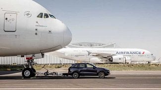 Náhledový obrázek - Porsche Cayenne S Diesel je opravdová lokomotiva. Odtáhne i Airbus A380