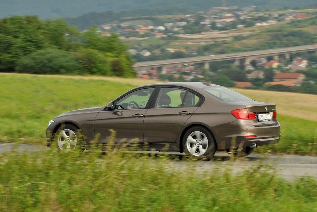 2011-10-bmw-320i-efficient-dynamics-20.jpg