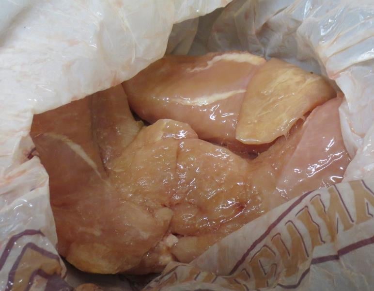 Pension-Restaurant, Rychnov nad Kněžnou: Kuřecí prsa - surovina zapáchala po kažení. Povrch byl oslizlý. Při kontrole nebyly zjištěny nevyhovující teploty skladování potravin.