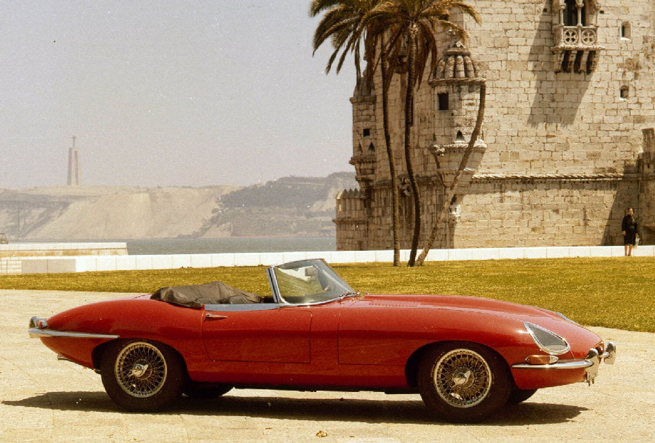 Červený lak byl častý, ale nikoliv nejtypičtější. Znalci si E-Type spojují s odstínem „Racing Green“