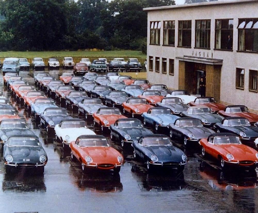 V typicky britském počasí se na expedičním parkovišti lesknou desítky E-Type
