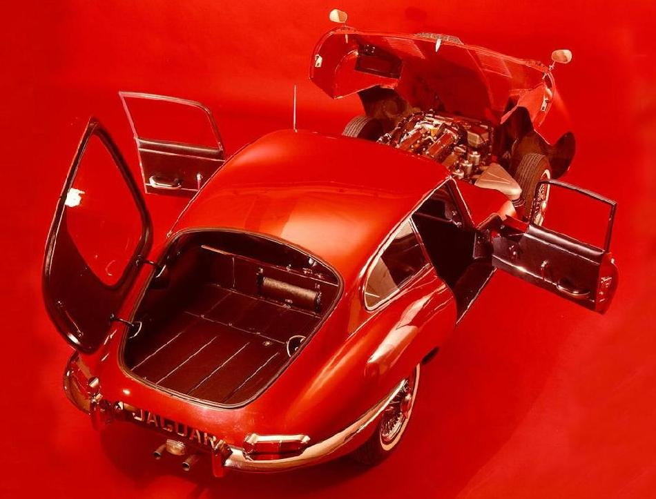 Dokonalý karosářský striptýtz: namísto klasické kapoty se dopředu sklápěla celá příď