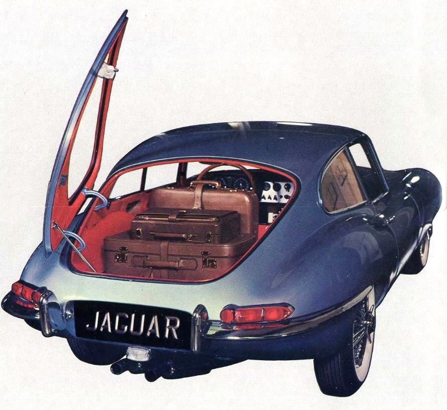 Zavazadelník dvousedadlového kupé nebyl nijak objemný, ovšem u vozu této třídy a specifikace se to nedalo ani očekávat