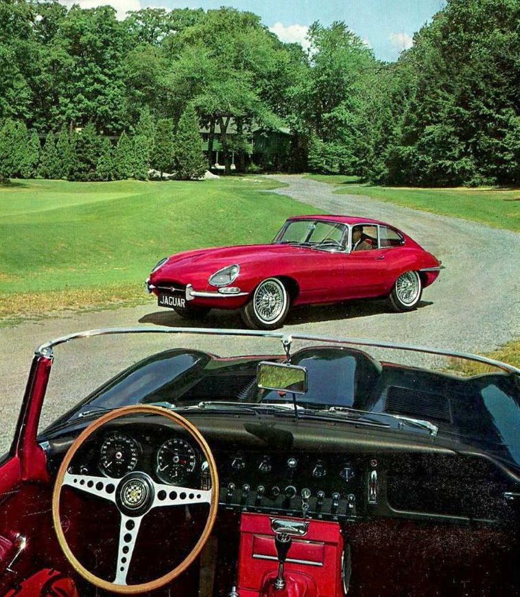 Přístrojovka sdílí stylistiku interiéru celého modelového portfolia značky