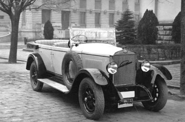 Na přelomu existence obou podniků vyjížděly z továrny automobily s emblémy zanikajícího i nového výrobce. Na snímku L&K/Škoda 110