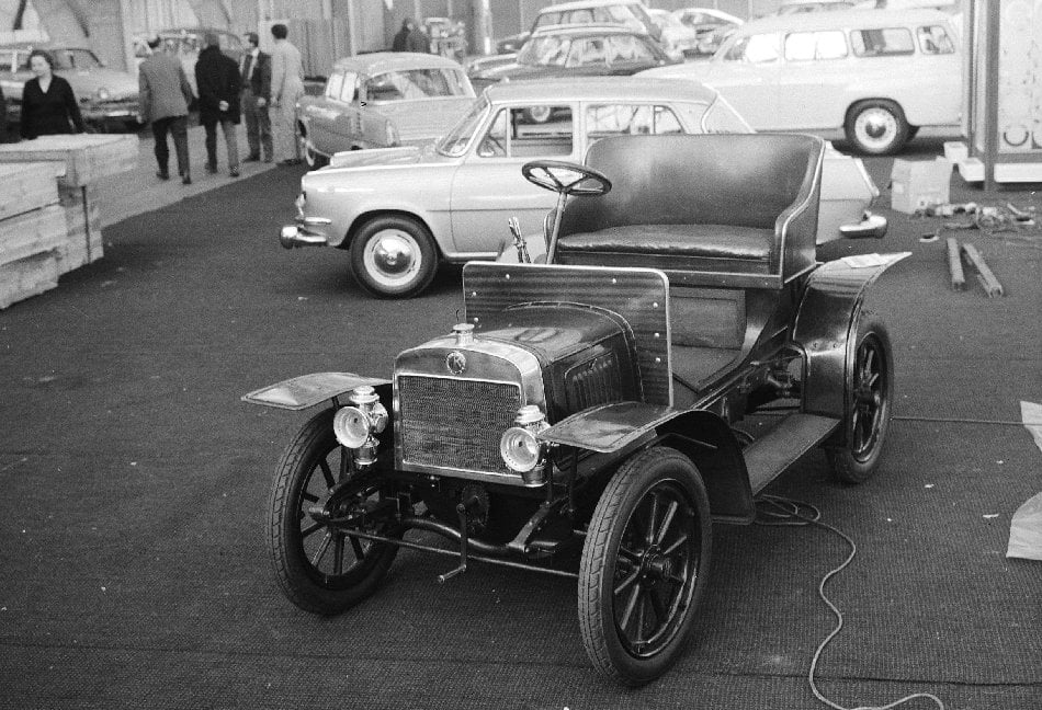 Zajímavost ze zahraničí: už od šedesátých let bývalo součástí škodovácké expozice na autosalónech některé z historických vozidel v majetku továrního muzea. Na snímku voituretta Laurin&Klement