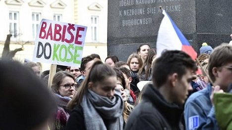 Náhledový obrázek - Proti Babišovi a Zemanovi. Studenti stávkovali na obranu ústavních hodnot