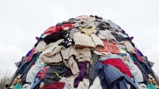 Hromada starého oblečení