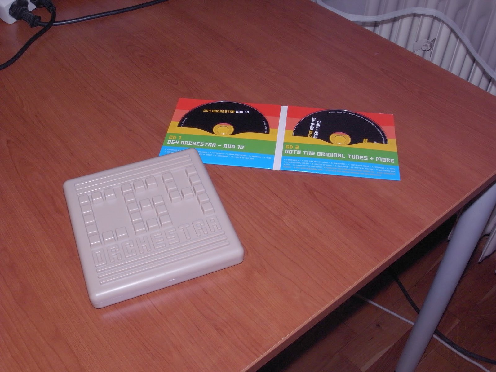 Booklet dvou CD od C64 Orchestra se prodává v tomto masivním plastovém obalu.