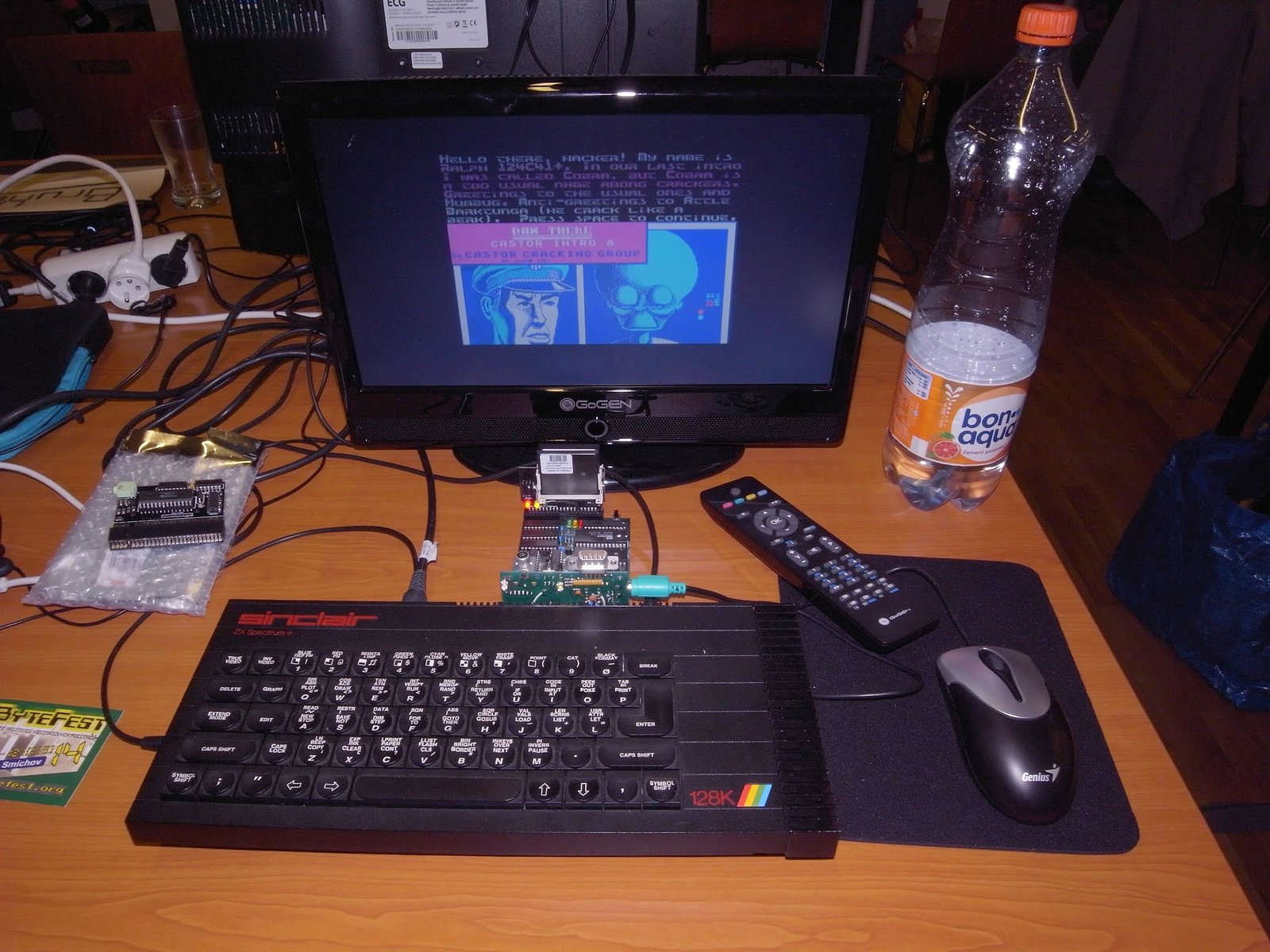 Standardní pracoviště moderního spektristy, počítač ZX Spectrum +128k, připojená myš a filesystém na Compact Flash kartách.