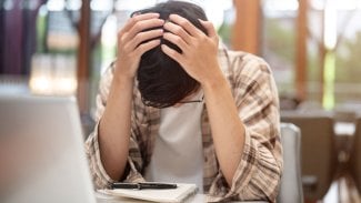 Náhledový obrázek - Migréna vyvolaná stresem: příčiny, symptomy, léčba a prevence