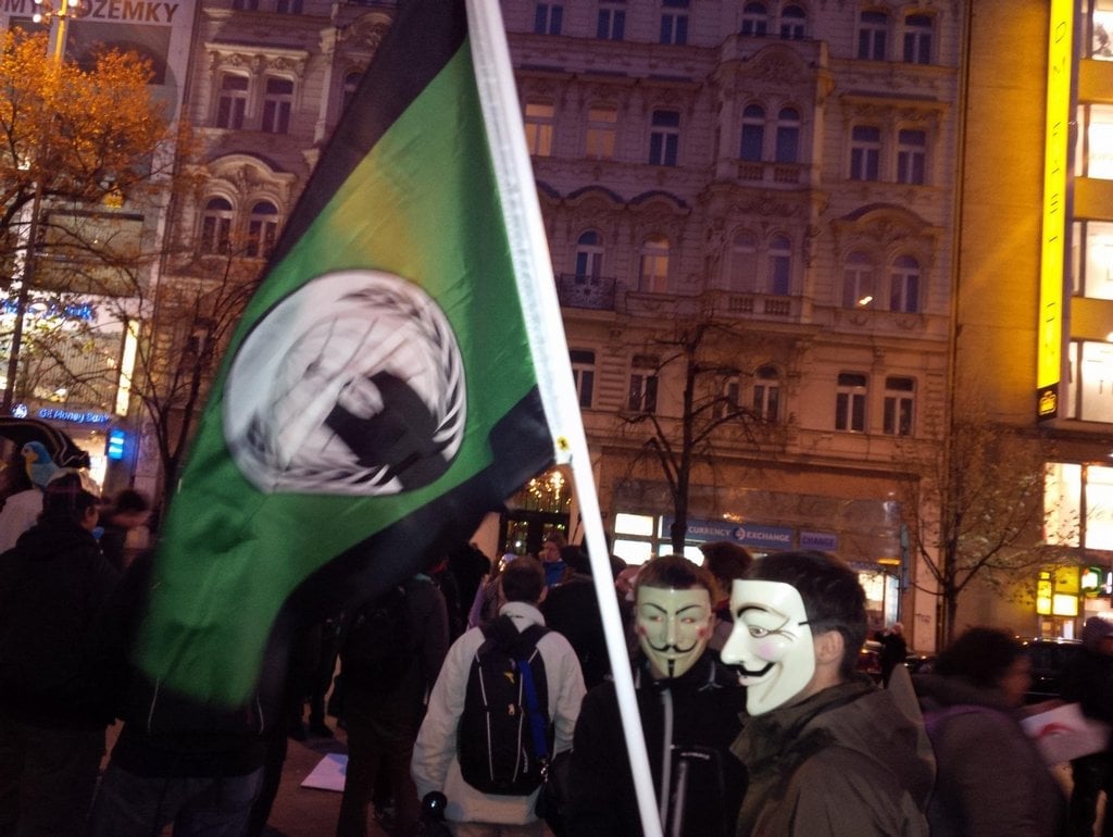 2019-02-million-mask-march-praha-5-listopadu-2013-8.jpg