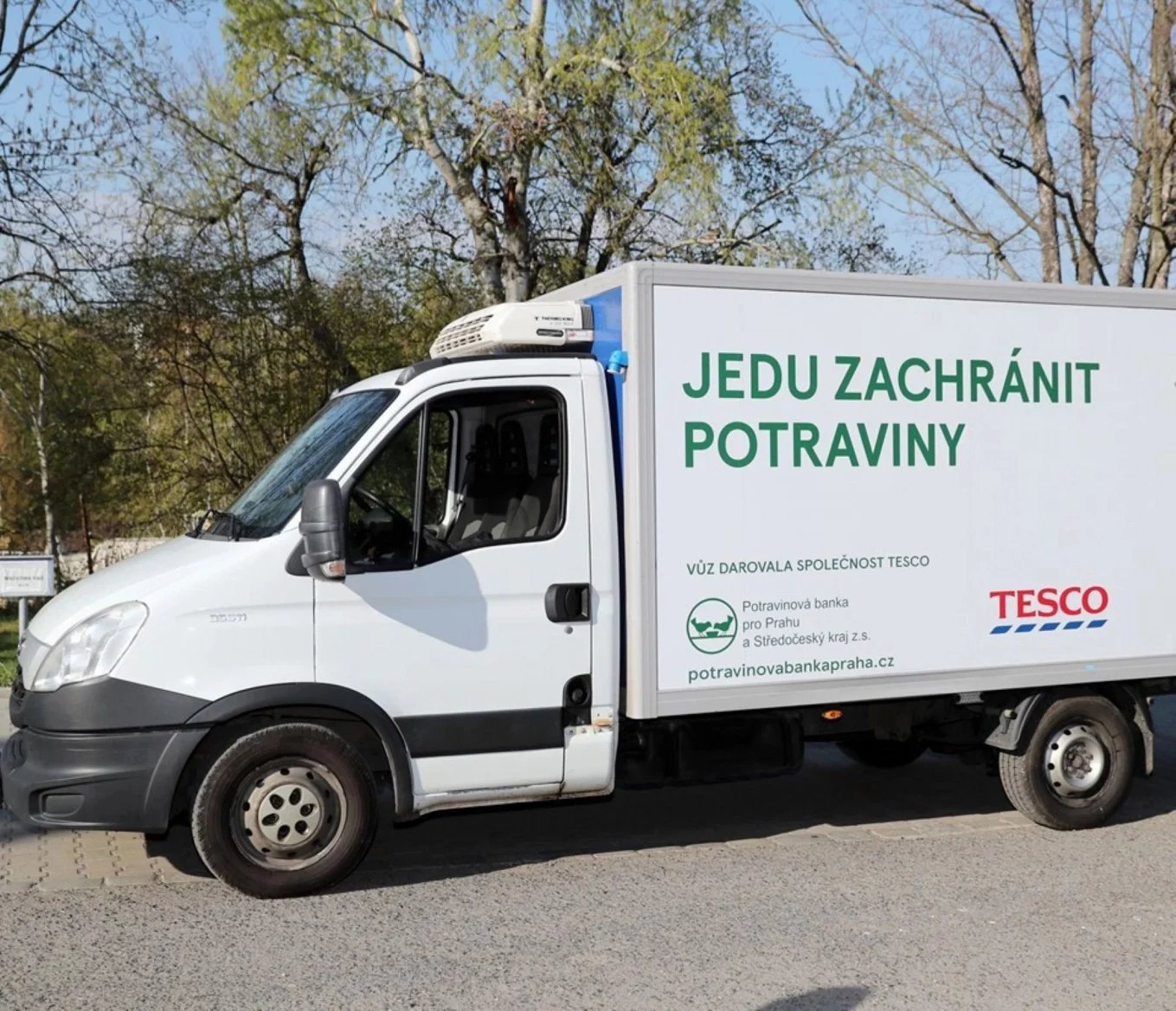 Tesco zachraňuje potraviny a dává je potřebným