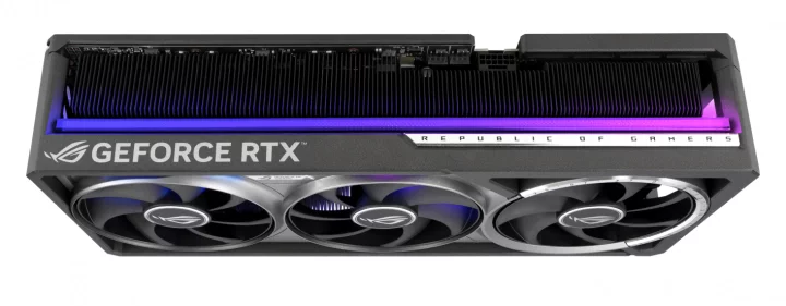 ROG Astral GeForce RTX 5090 od Asusu. Jedna z karet, které k 12+4pinovému napájecímu konektoru přidávají teplovodivou podložku