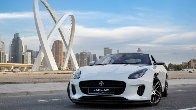 Zastavená výroba a pokles prodejů o 98 procent. Automobilku Jaguar trápí závažné problémy, vysmívá se jí i Trump