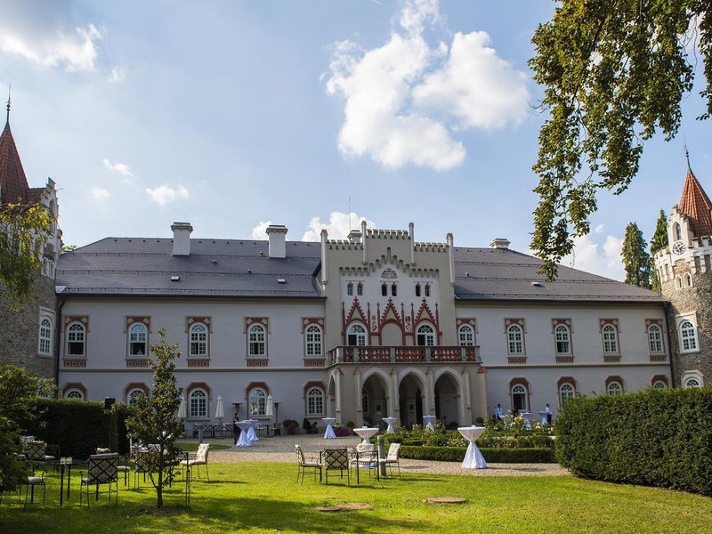  Chateau Herálec. Na luxusní zámecký hotel, jeden z nejlepších na světě, poslal ROP jihovýchod eurodotace. Pokryly přibližně čtvrtinu nákladů, které by jinak soukromá firma Futura Investment musela platit ze svých zdrojů.