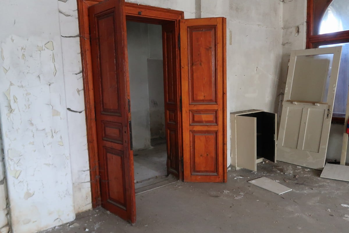 Hlavní dveře v první místnosti zámečku